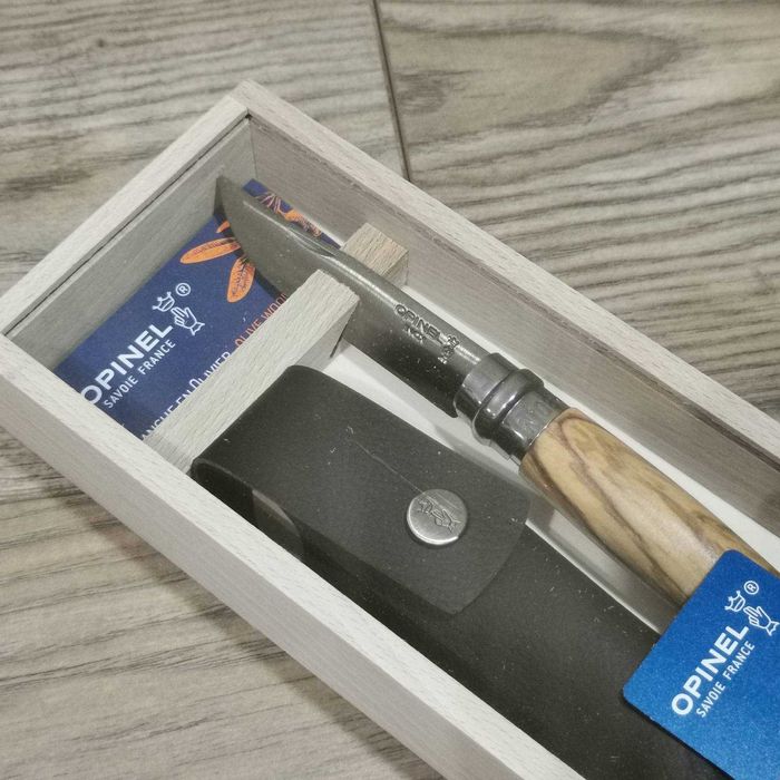 Opinel №8 МАСЛИНА Подаръчен комплект сгъваем нож с кожен калъф