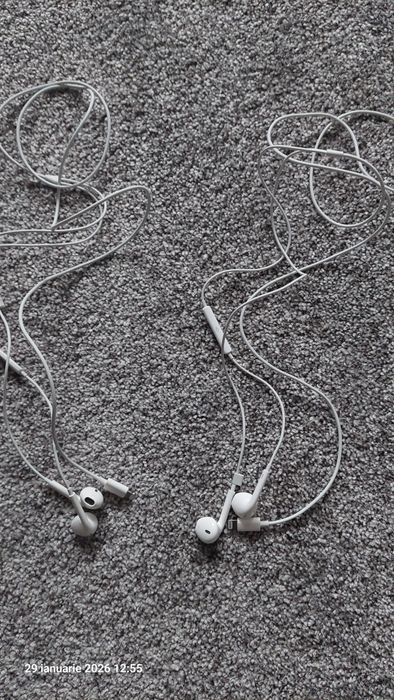 căști Apple EarPods cu conector Lightning.
