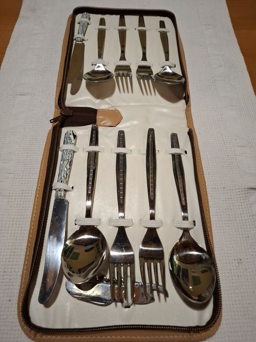 Продавам стар сервиз вилици,лъжици и ножове