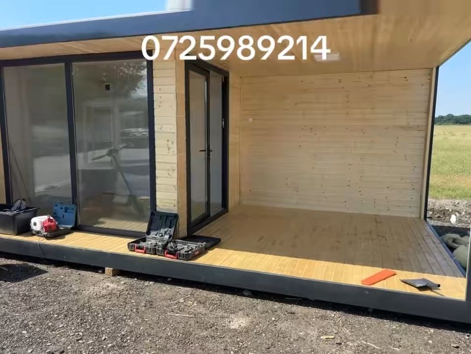 Container modular cu terasa model cu lambriu de lemn pe tavan si pereti