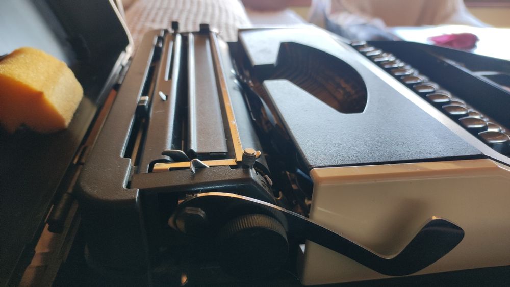 Чисто нови пишещи машини Хеброс 1300Ф в оригинален куфар – 2 бр.