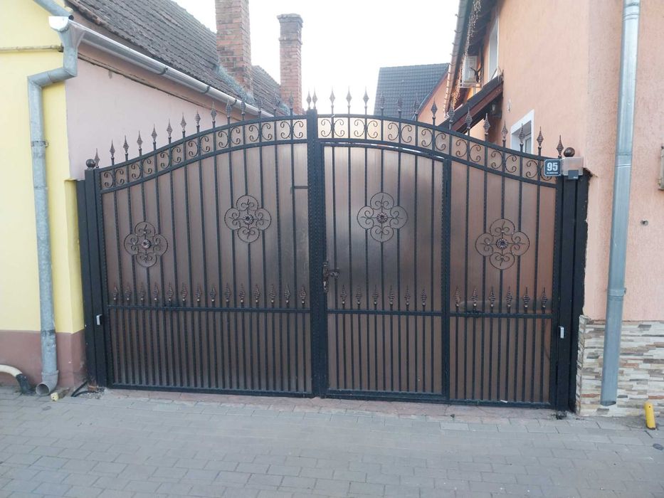 Usi de garaj sectionale si automatizari pentru porti