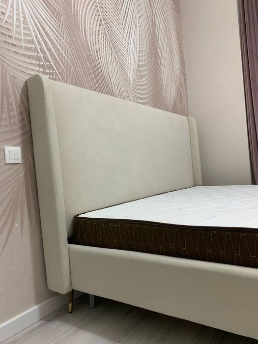 Двухспальная кровать с подъемным механизмом