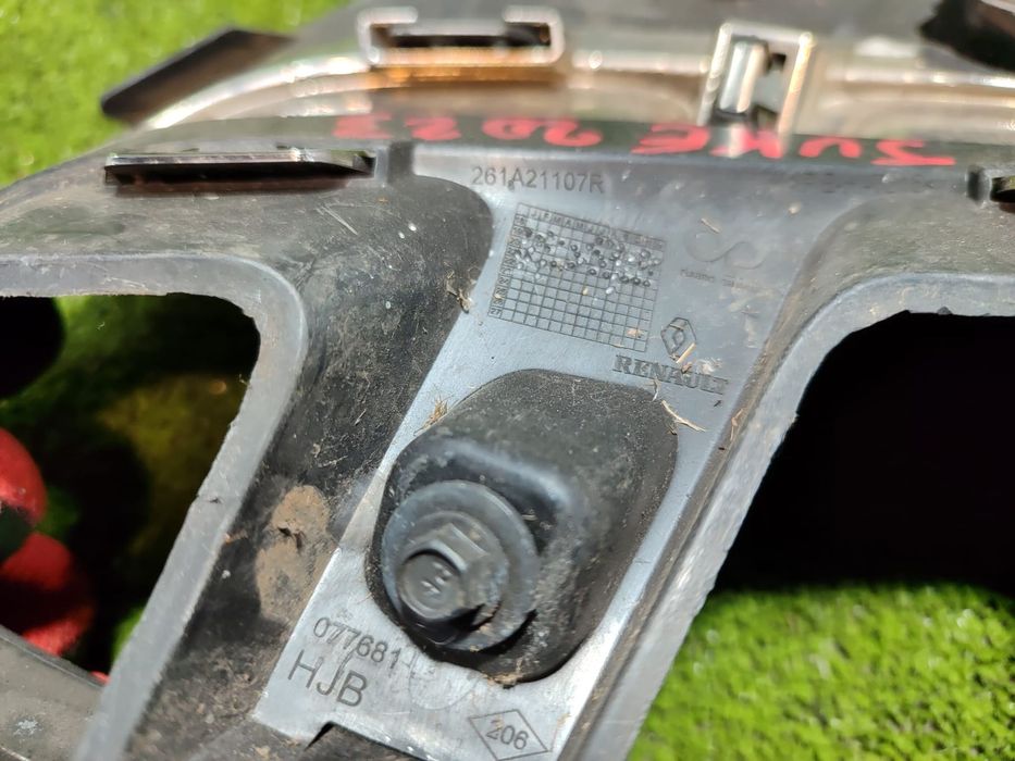 GRILA BARA FATA DREAPTA NISSAN JUKE HYBRID 1.6 BENZINA 2023 COD OEM 261A21107R / 261A27768R / HATCHBACK 5 USI / 2022-2024