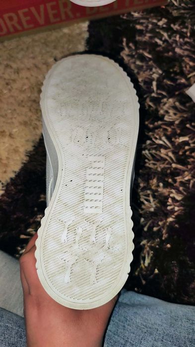 Vând  adidași  Puma