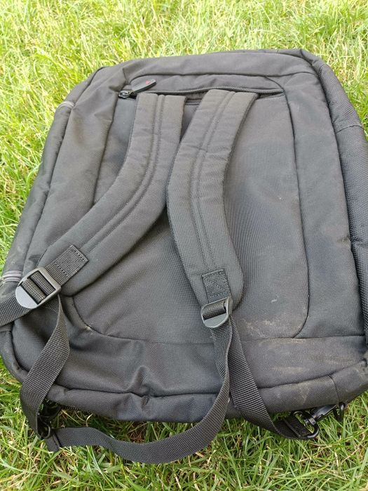 Vând geantă pt laptop.