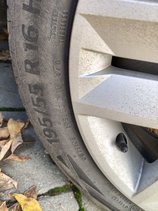 Vând cauciucuri vară continental 195/55 R16 87H.