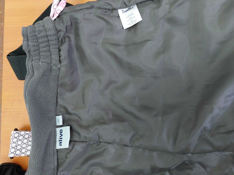 vând jacketă   si pantaloni ski pentru copii si nu numai...