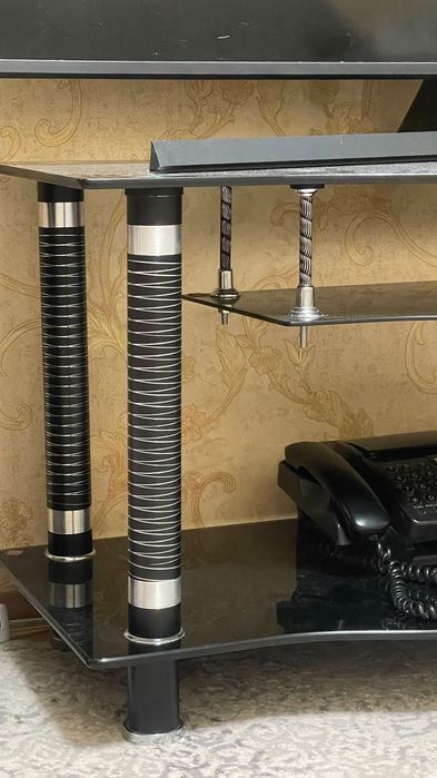 Стеклянная тумба под тв