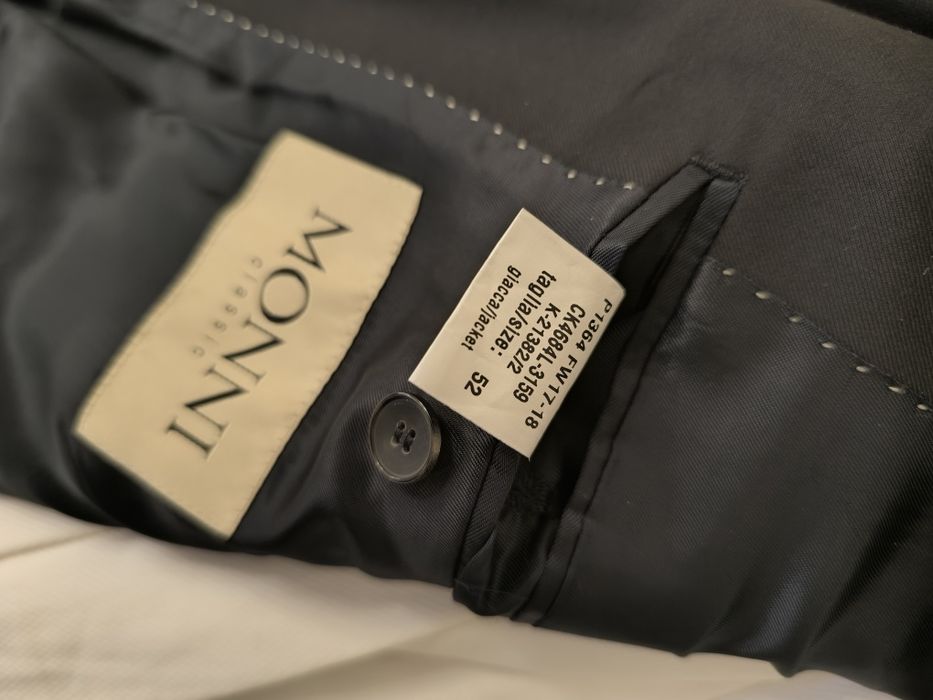 Продавам черен  костюм MONNI