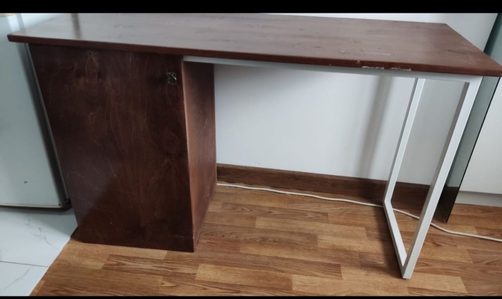 Стол письменный, стол письменный