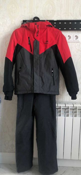 Продам зимнею куртку с комбензоном, ветровку производство "Турция"