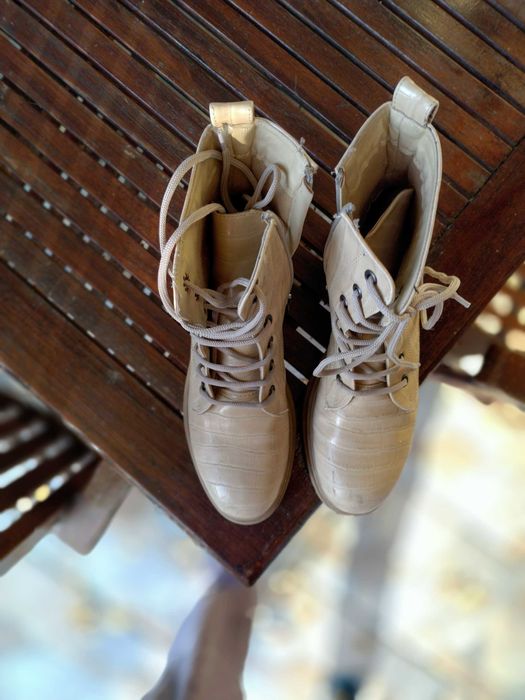 Дамски бежови боти, лак, с шарка