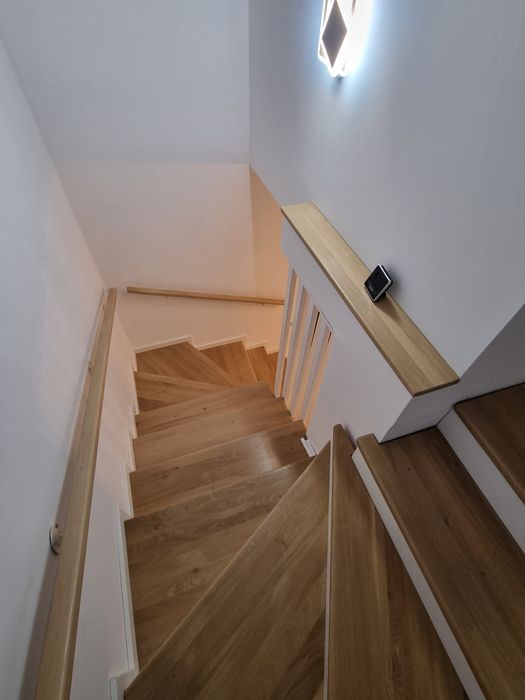 Trepte lemn masiv, riflaje, balustrada , mana curenta