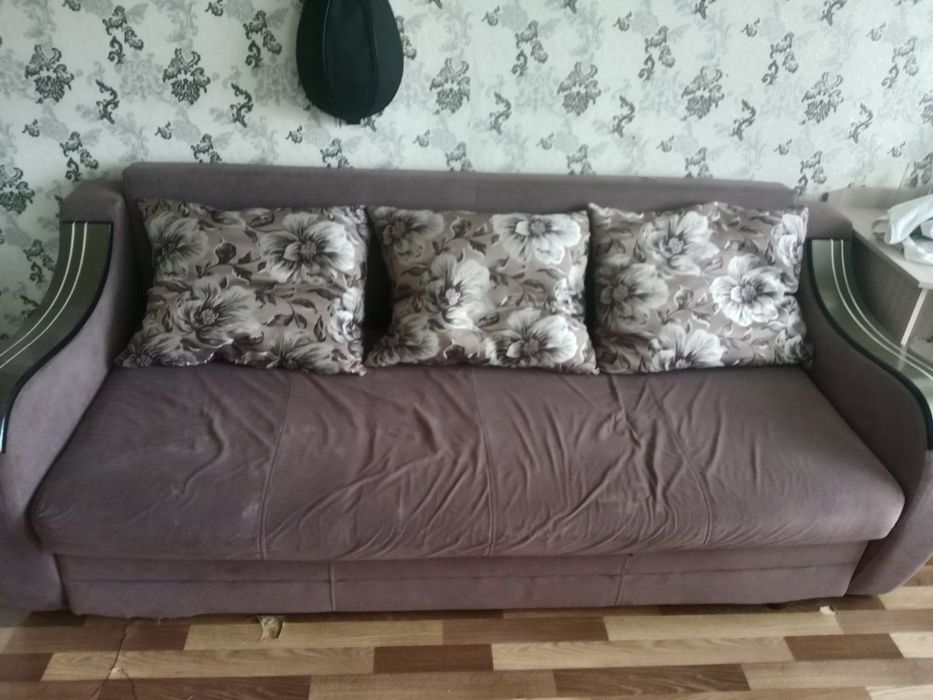 Диван среднеем состоянии
