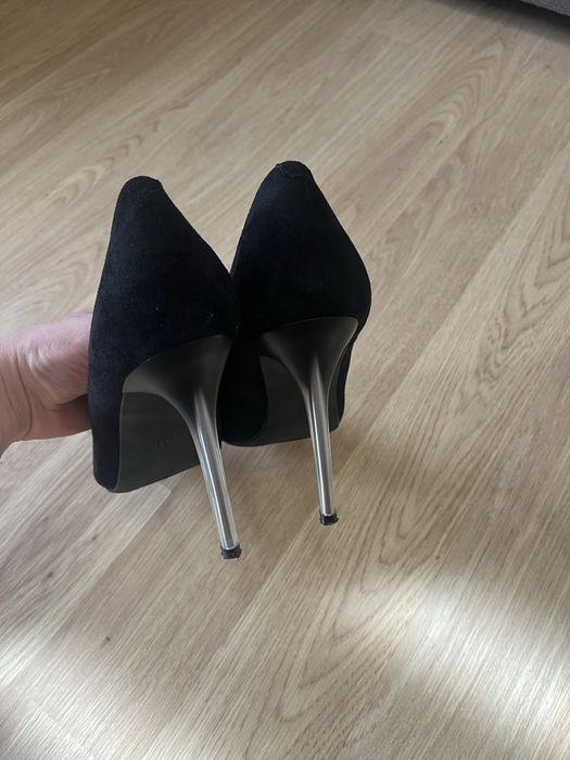 Велурени обувки с ток