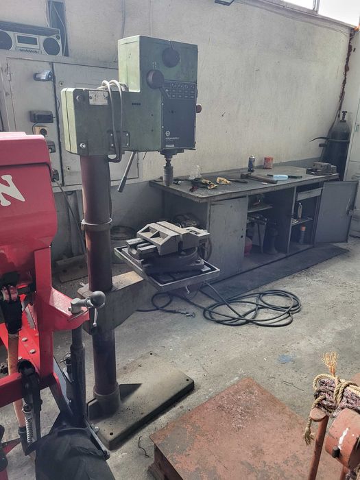 Бормашина колона, трифазна в перфектно състояние.