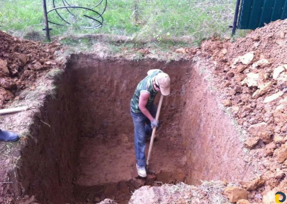Копка грунта вручную.