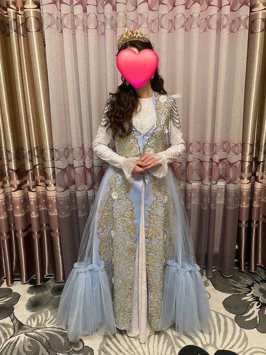 Kelinchaklar uchun nozik ishlangan libos