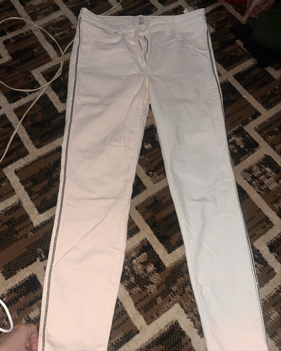 продам белые джинсы качество отличное