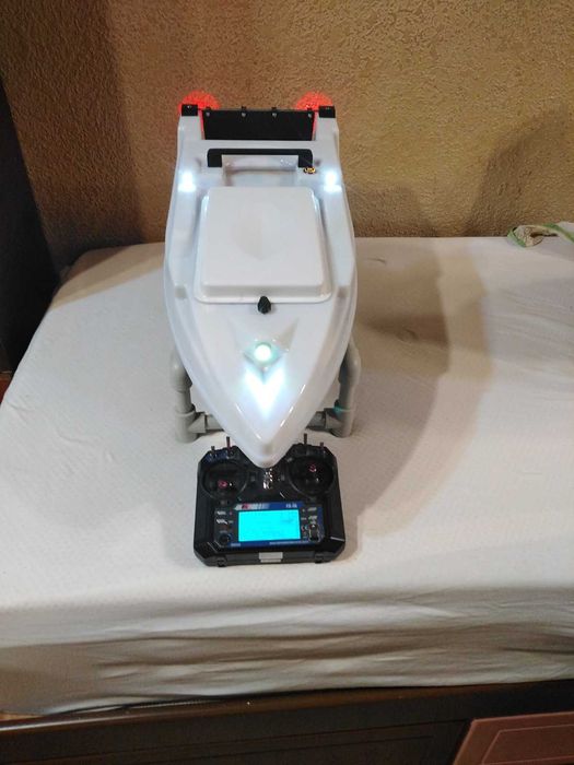 корпус за лодка за захранка