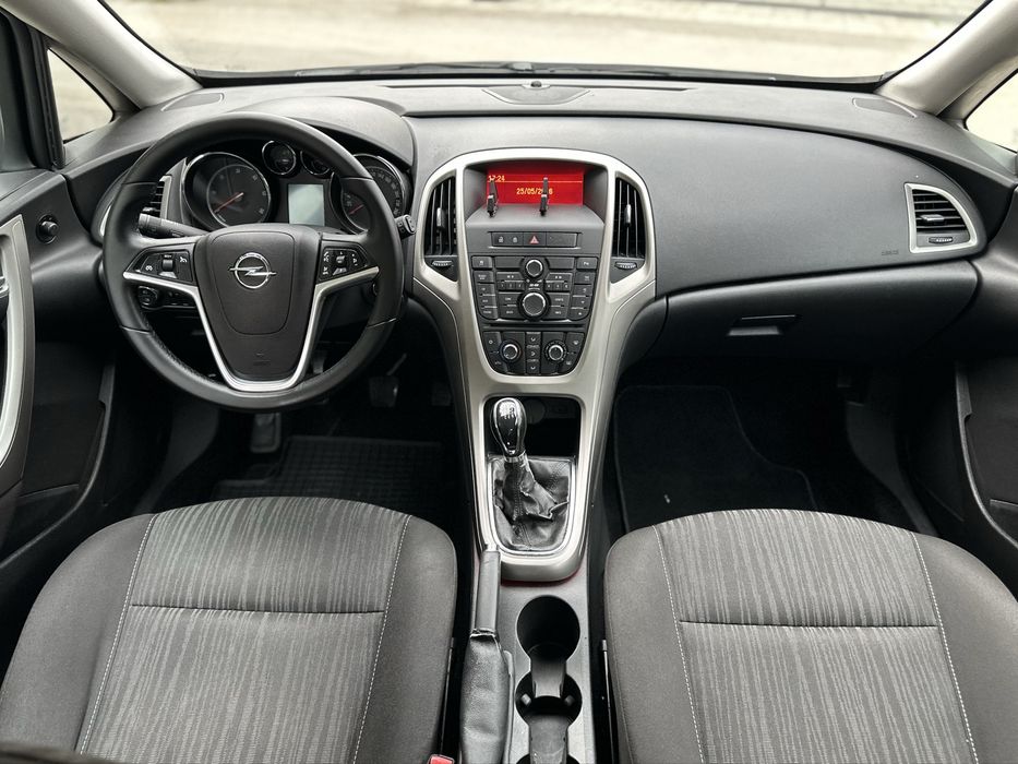 Opel Astra J Hatchback/ 1.7CDTI//6+1Trepte 2010/Euro5/anvelope Noi/ Climatronitc/Foarte intretinut