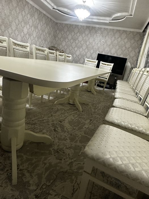 Гоостнинный стол с стулями.