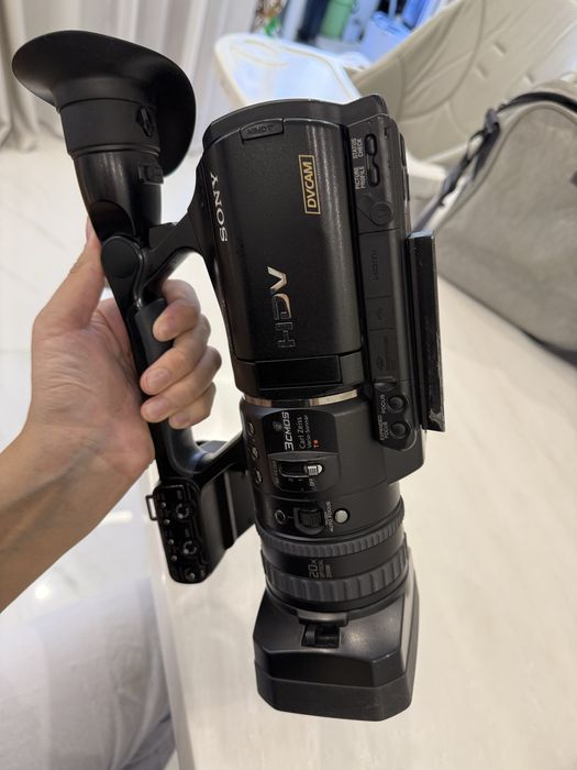 Продам проессиональную видеокамеру Sony HVR