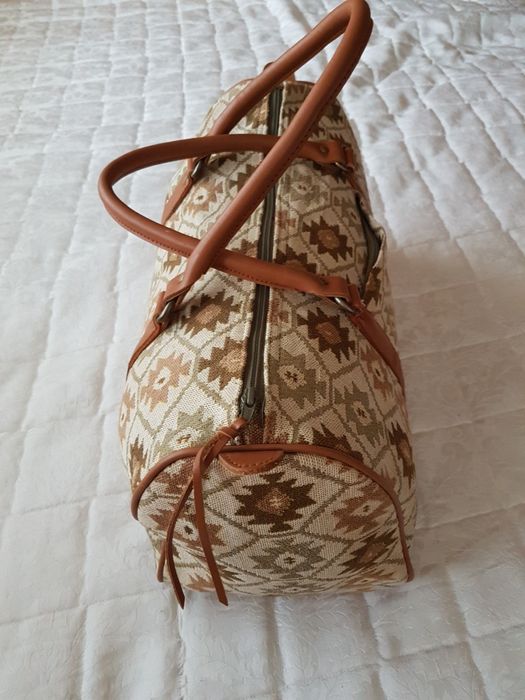 Продавам   нови пътни чанти