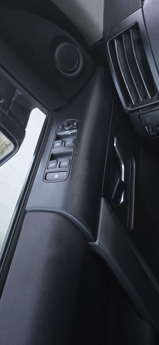 Vând Land Rover Freelander 2, motor 2.2 TD4e (153 CP), tracțiune integrală 4x4 permanentă.