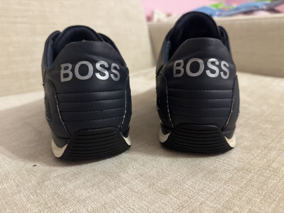 Мъжки обувки BOSS с десен на тях