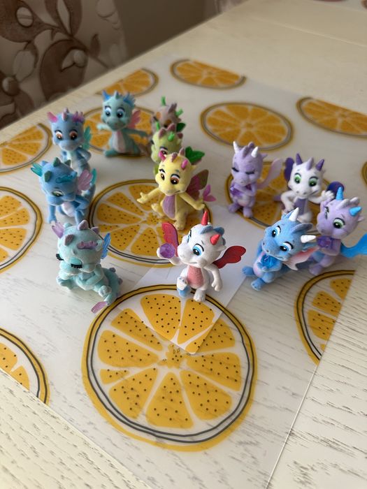 Продавам комплект пластмасови дракончета