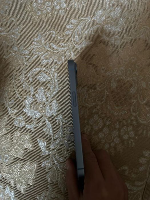 iPhone 14 голубой цвет