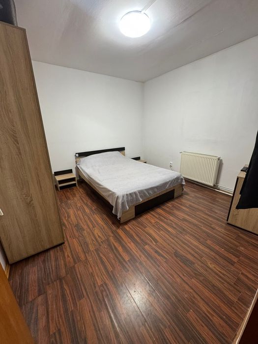 Inchiriez camera la curte