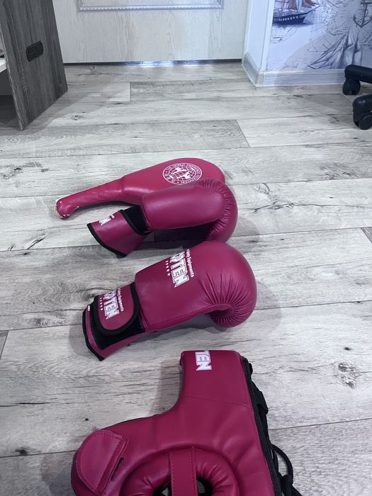 Продам боксерские перчатки шлем