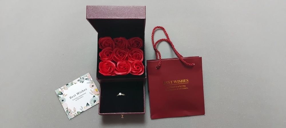 Cutie cadou cu flori de spuma