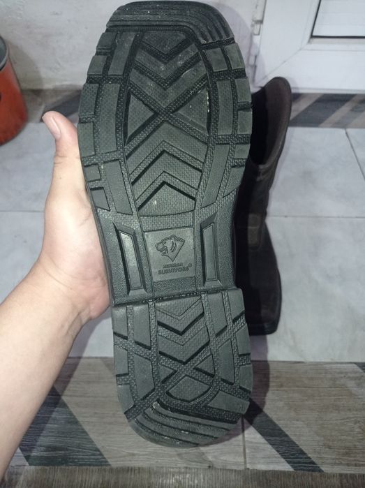 Продам кожаную рабочую обувь