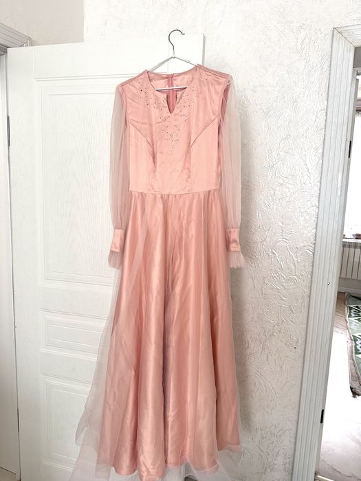 пудрово-розовое платье