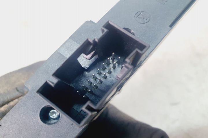 Buton avarii 13100105 03758075 Opel Astra H  [din 2004 pana  2007] seria