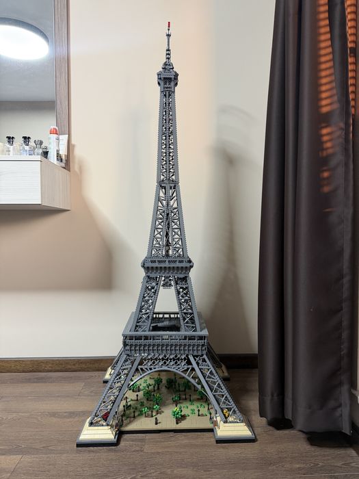 Lego Eiffel Tower - готова