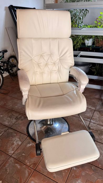 Scaun de pedichiura stare buna , din piele , cu picior pneumatic