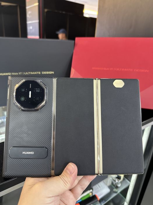 Huawei Mate XT Ultimate Design 16 Гб / 512 Гб