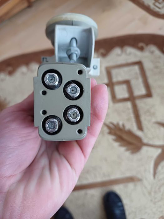 Receptor antena satelit daxis