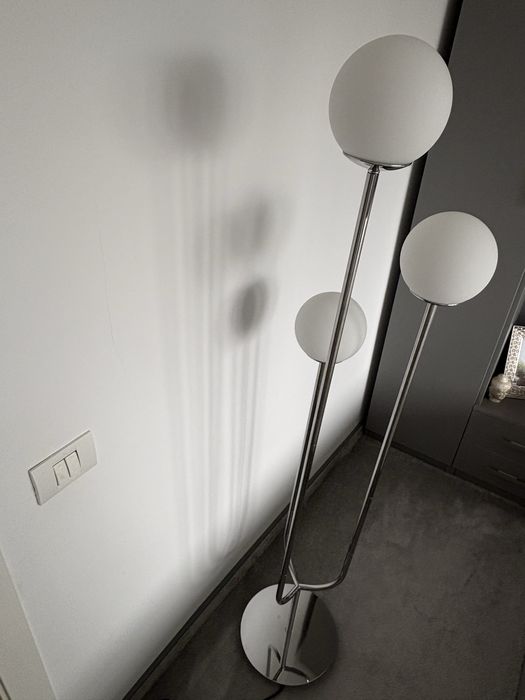 SIMRISHAMN Lampadar, cromat/opalin sticlă