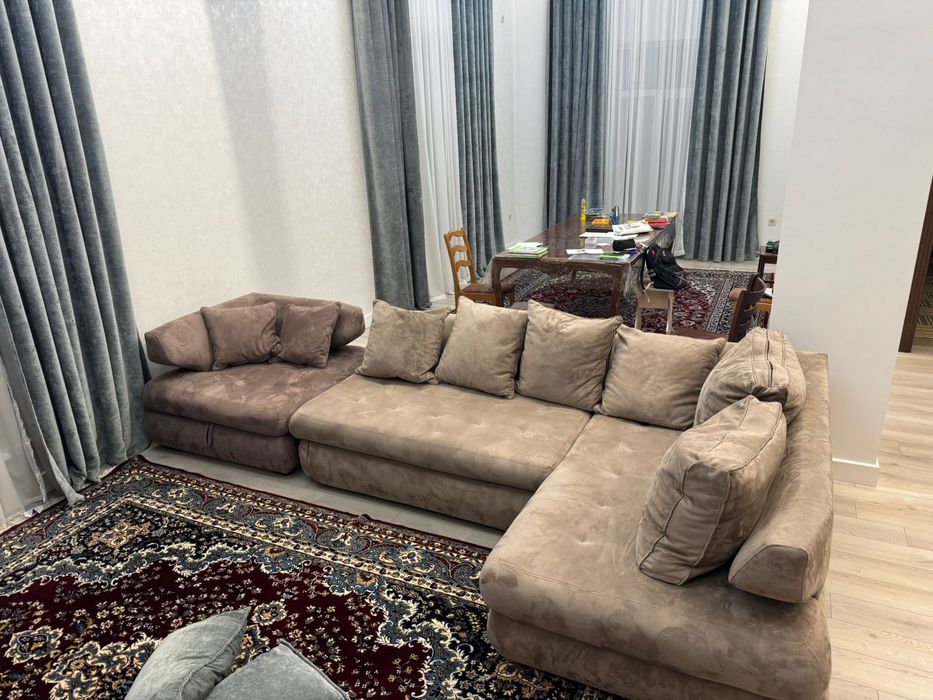 Диван с подушками