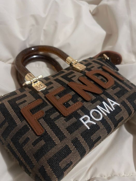 Vând geantă "Fendi Roma"