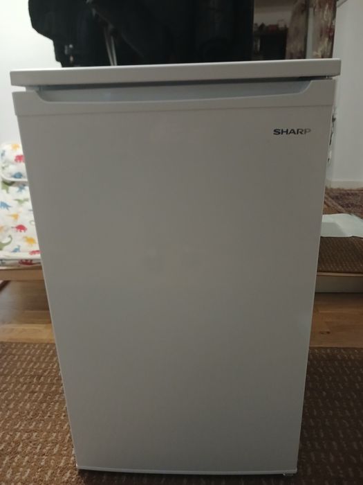 Vand frigider sharp