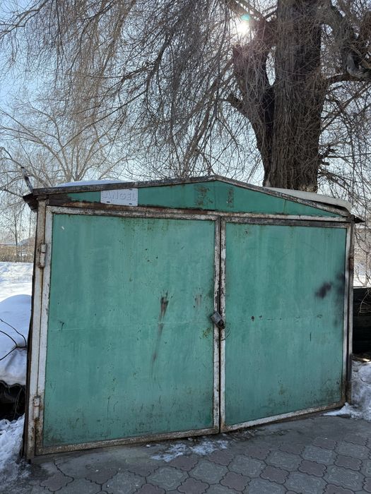 Советский гараж черный металл