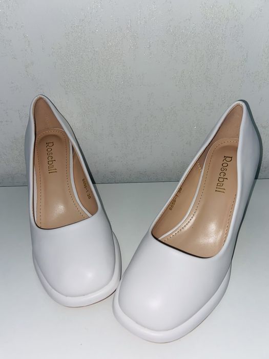 женские туфли, на среднем каблуке, не ношенные