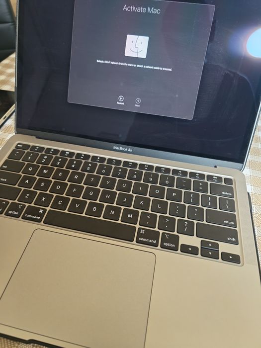 MacBook Air M1 cu 16Gb RAM și 1Tb stocare